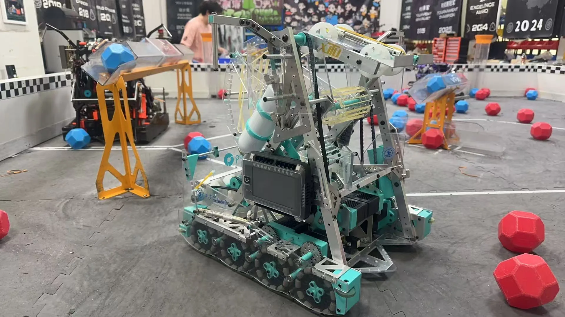 竞赛场地中的 VEX 投篮机器人
